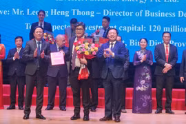 Investment certificates handed over to investors (Photo: VNA)