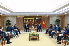 Prime Minister Pham Minh Chinh (R) hosts a reception for Hungarian Minister of Foreign Affairs and Trade Szijjártó Péter in Hanoi on March 19. (Photo: VNA)