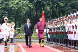 State President Luong Cuong and King Jigme Khesar Namgyel Wangchuck of Bhutan review the guard of honour in Hanoi on August 19. (Photo: VNA)