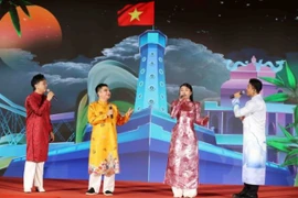 At the Vietnam–China Friendship Cultural Exchange Programme held in China to mark the 75th anniversary of diplomatic relations between Vietnam and China. Experts suggested enhancing people-to-people exchange to bolster mutual trust and understanding between the two countries. (Photo: VNA)