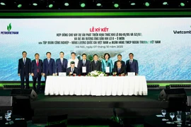 The signing ceremony for the credit contract worth over 1 billion USD between Vietcombank and Petrovietnam on October 7 (Photo: VNA)