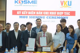 The Vietnam – Korea University of Information and Communication Technology signs a cooperation agreement with the Korea SMEs and Startups Agency on April 10 to cultivate skilled software professionals. (Photo: VNA)
