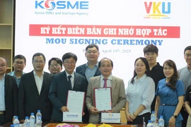 The Vietnam – Korea University of Information and Communication Technology signs a cooperation agreement with the Korea SMEs and Startups Agency on April 10 to cultivate skilled software professionals. (Photo: VNA)