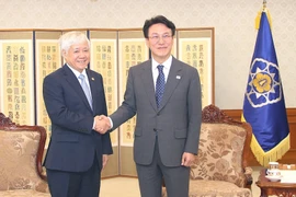 Politburo member, Party Central Committee Secretary and President of the Vietnam Fatherland Front Central Committee Do Van Chien (L) meets with RoK Prime Minister Kim Min Seok on July 31. (Photo: VNA)