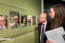 Visitors to the photo exhibition featuring Vietnamese history from 1966 to 1976 (Photo: VNA)