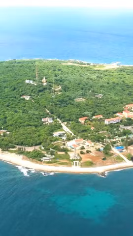Con Co “steel island”: a green gem in the open sea. (Photo: VNA)