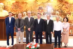 Vice Chairman of the Hanoi People’s Committee Nguyen Manh Quyen receives Sylvain Ouillon, Chief Representative of the French National Research Institute for Sustainable Development (IRD) in Vietnam (Photo: Hanoi Moi)