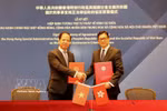 Deputy Prosecutor General of the Supreme People’s Procuracy of Vietnam Tran Hai Quan (left) and Secretary for Security of Hong Kong Tang Ping-keung sign the agreement. (Photo: VNA) 
