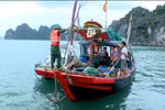 Officers of the Hon Gai port border gate guard station coordinate inspections and handle vessels engaged in illegal fishing activities in Ha Long Bay. (Photo: Quang Ninh Newspaper) 