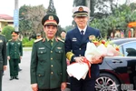 Defence Minister General Phan Van Giang welcomes Chinese Defence Minister Senior Lieutenant General Dong Jun during his visit to Commando Brigade 113. (Photo: qdnd.vn)