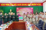 Mondulkiri's delegation presents Tet gifts to Lam Dong Border Guard Command. (Photo: VNA)