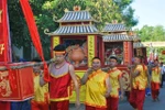 Thanh Ha villagers carry ceremonial palanquins during a traditional procession at the Ancestors Commemoration Festival. (Photo hoianheritage.net) 