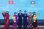 President Luong Cuong and Lao Party General Secretary and President Thongloun Sisoulith congratulate Vice President Vo Thi Anh Xuan and former Vice Presidents Truong My Hoa, Nguyen Thi Doan, and Dang Thi Ngoc Thinh. (Photo: VNA)