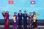 President Luong Cuong and Lao Party General Secretary and President Thongloun Sisoulith congratulate Vice President Vo Thi Anh Xuan and former Vice Presidents Truong My Hoa, Nguyen Thi Doan, and Dang Thi Ngoc Thinh. (Photo: VNA)