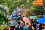 Massive crowds flock to the Hung Kings Temple ahead of the commemoration day. (Photo: VNA)