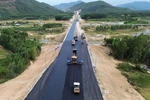 Contractors paving asphalt along the 61.7km Quy Nhơn–Chí Thạnh Expressway, crossing Gia Lai and Đắk Lắk provinces.(Photo: VNA) 
