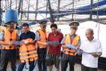 Fisheries resources surveillance officers disseminate anti-IUU fishing regulations to fishermen at the An Hoa fishery port in Da Nang city. (Photo: VNA)