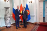 Vietnamese Ambassador to Russia Dang Minh Khoi (right) and First Deputy Chairman of the Federation Council of Russia Andrey Yatskin at their meeting in Moscow on May 14. (Photo: VNA) 