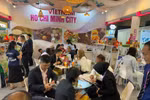 Businesses from Vietnam and Indonesia engage in direct exchanges, showcase their products, and seek distribution partners at the forum. (Photo: VNA)