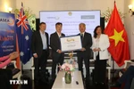 VASEA President Professor Nghiem Duc Long (second, left) presents a token donation for flood-affected compatriots to Nguyen Thanh Tung, Vietnamese Consul General in Sydney. (Photo: VNA) 