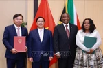 Prime Minister Pham Minh Chinh and President of South Africa Matamela Cyril Ramaphosa witness the signing of a memorandum of understanding on agricultural cooperation between Vietnam’s Ministry of Agriculture and Environment and the South African Department of Agriculture on November 21. (Photo: VNA) 