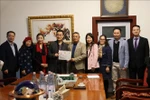 Representative of the Vietnamese Embassy in Germany and the Executive Committee of the Vietnamese Associations hold a meeting to review two fundraising campaigns supporting flood-affected compatriots. (Photo: VNA)