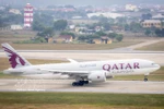 A Qatar Airways aircraft is seen at Noi Bai International Airport in Hanoi. (Photo: VNA)