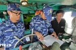 Officers and soldiers of Coast Guard Region 2 intensify outreach to fishermen to ensure compliance with regulations in efforts to combat IUU fishing. (Photo: VNA)
