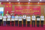 The collectives with oustanding achievements in the substandard housing eradication programme are granted certificates of merit by the Lao Cai provincial People's Committee at the ceremony on June 19. (Photo: VNA)
