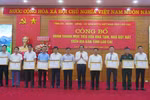 The collectives with oustanding achievements in the substandard housing eradication programme are granted certificates of merit by the Lao Cai provincial People's Committee at the ceremony on June 19. (Photo: VNA)