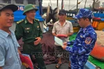 Officers of Coast Guard Region 2 disseminate legal regulations on fisheries to fishermen. (Photo: VNA)