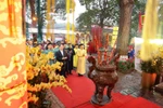 Officials and visitors offer incense and flowers to pay tribute to ancestors and forebears who contributed to the nation’s founding and defence. (Photo: VNA)