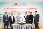 Local carmaker Kim Long Motor company and Korean Daon Mobility ink an agreement on exporting the local brand bus into the Korean market. Photo courtesy of Kim Long Motor ( 
