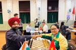 Vietnamese chess player Hoang Thi Bao Tram shakes hands with Indian player Arvinder Preet Singh before the match. (Photo: VNA)