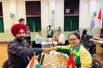 Vietnamese chess player Hoang Thi Bao Tram shakes hands with Indian player Arvinder Preet Singh before the match. (Photo: VNA)