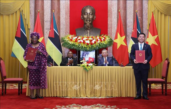 The two leaders witness the signing of an MoU on energy and mineral cooperation between the Vietnamese Ministry of Industry and Trade and the Mozambican Ministry of Mineral Resources and Energy in Hanoi on September 9. (Photo: VNA) Top leaders discuss ways for fostering Vietnam - Mozambique ties 1.jpg