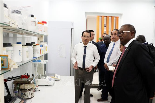 President of Guinea-Bissau visits Vietnam’s Field Crops Research Institute 2.jpg