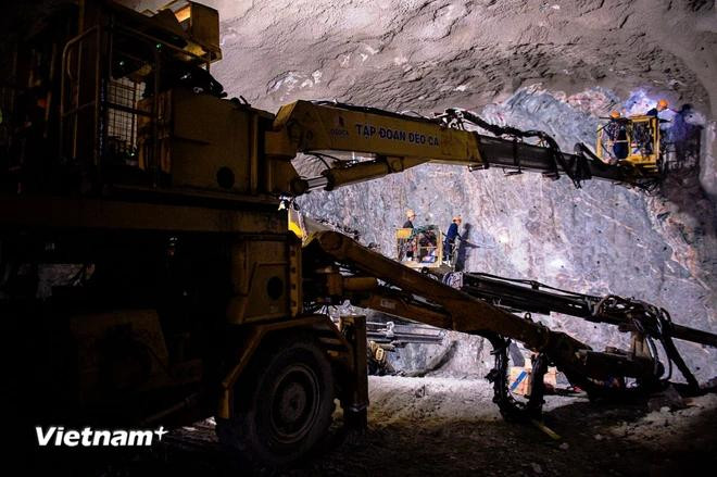 Investors and contractors accelerating construction work to complete public investment capital disbursement goal. (Photo: VietnamPlus) Public investment capital disbursement accelerated 2.webp