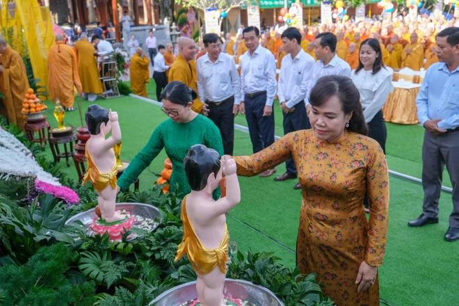 Buddha bathing ritual shows respect by followers. (Photo: VNA) Spreading Buddhist spirit 2.webp