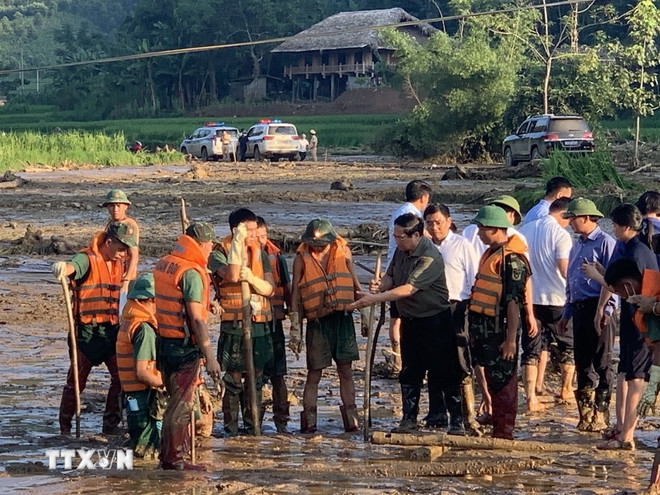 Prime Minister Pham Minh Chinh examines the search for landslide victims in Lang Nu hamlet of Phuc Khanh commune, Bao Yen district, Lao Cai province, on September 12. (Photo: VNA) PM Pham Minh Chinh visits Lao Cai.jpg