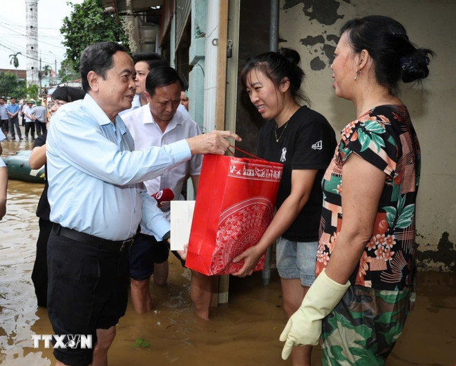 NA Chairman Tran Thanh Man presents gifts to residents in the flood-hit Nga My commune of Phu Binh district, Thai Nguyen province, on September 12. (Photo: VNA) NA Chairman Tran Thanh Man visits Thai Nguyen.jpg
