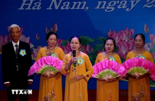 Older persons take part in a knowledge contest about population policies in Ha Nam province. (Photo: VNA) Population policies linked with human rights protection 1.webp