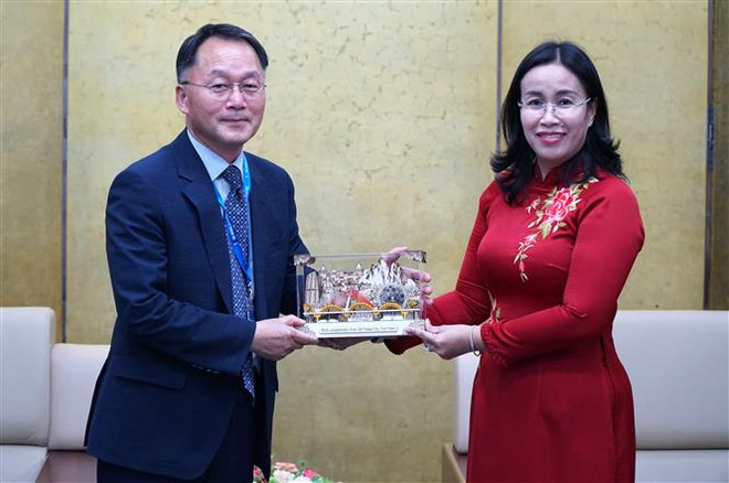 Vice Chairwoman of the Da Nang People’s Committee Nguyen Thi Anh Thi (right) presents a souvenir to Vice Chairman of the Council of the RoK's Naju city Kim Kwan Yong at the meeting on July 5. (Photo: VNA) Da Nang and the RoK's Naju city.jpg