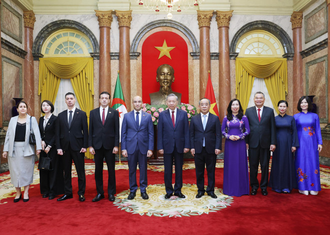 Party General Secretary and State President To Lam (centre), Algerian Ambassador Sofiane Chaib (fifth from left) and other officials at the reception on August 12. (Photo: VNA) Party General Secretary and State President To Lam receives Algerian Ambassador.jpg