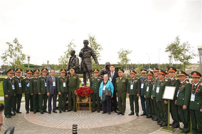 Officials from the Vietnamese Ministry of National Defence pose for a group photo in front of the monument. (Photo: VNA) Russia unveils monument to Vietnamese volunteer soldiers 2.jpg