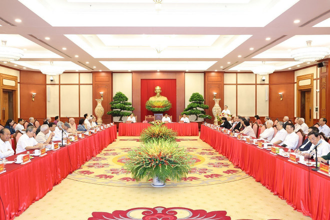 Top leader chairs gathering with incumbent, former Party and State officials 2.jpg