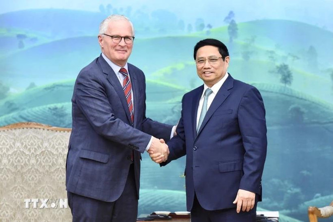 PM Pham Minh Chinh (right) receives SIA President John Neuffer in Hanoi on December 7, 2023. (Photo: VNA) PM Pham Minh Chinh receives SIA President John Neuffer.webp