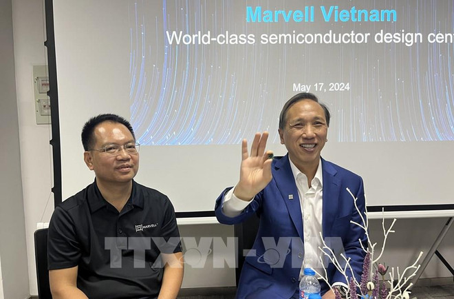 A representative of Marvell introduces a chip product whose design involves Vietnamese engineers at a press meeting on May 17, 2024. At this event, the US company also announced the launch of its third office in Vietnam. (Photo: VNA) Marvell.jpg