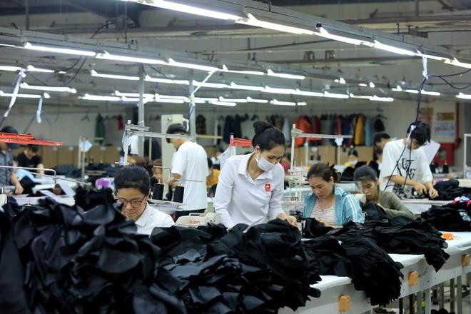 Businesses are making use of market opportunities to manufacture and export products. (Photo: VietnamPlus) Textile, garment sector.webp