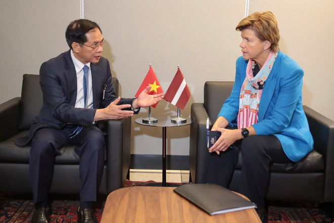 Deputy PM and FM Bui Thanh Son and Latvian FM Baiba Braze.jpg